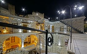 Risus Cave Suites